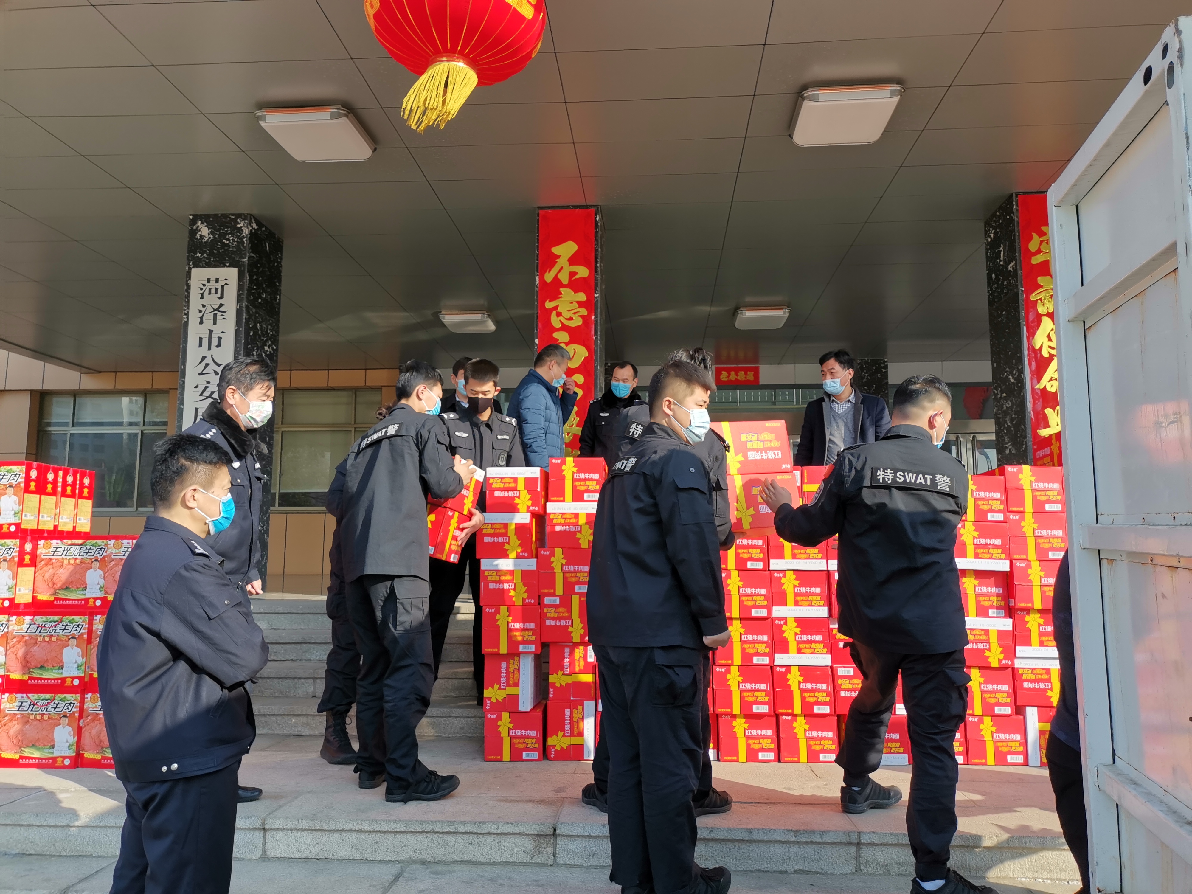 天大清源捐赠物资现场